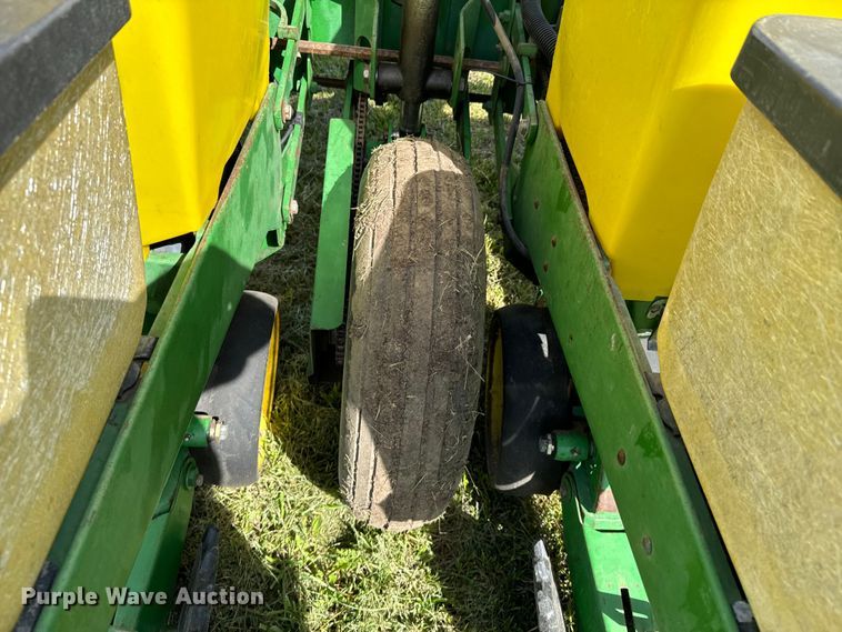 image for item ND9197 John Deere 7200 planter