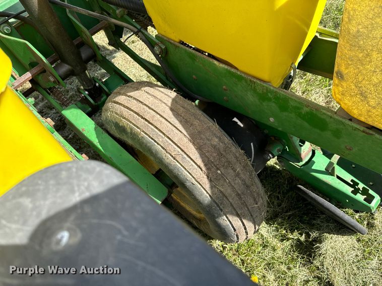 image for item ND9197 John Deere 7200 planter