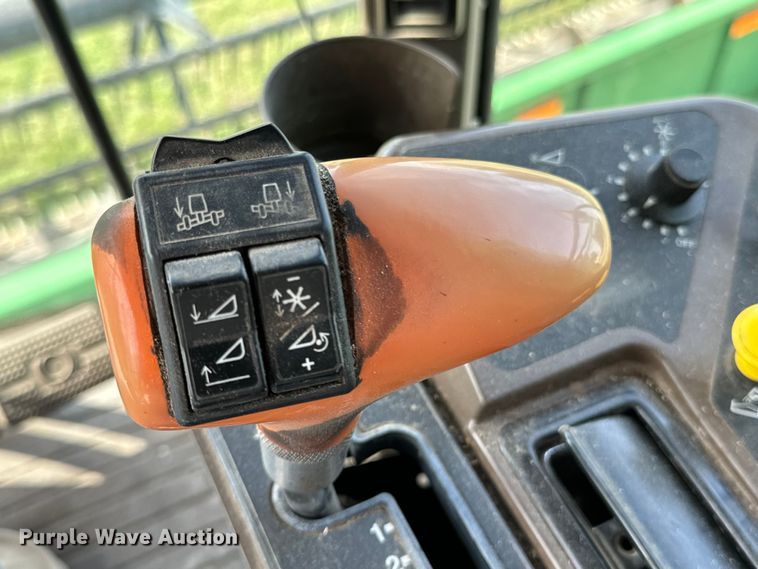 image for item ND9198 1998 John Deere 9610 RWA combine