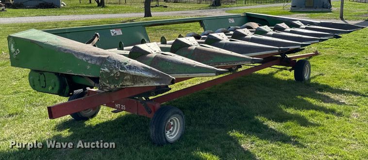image for item ND9200 John Deere 843 corn head