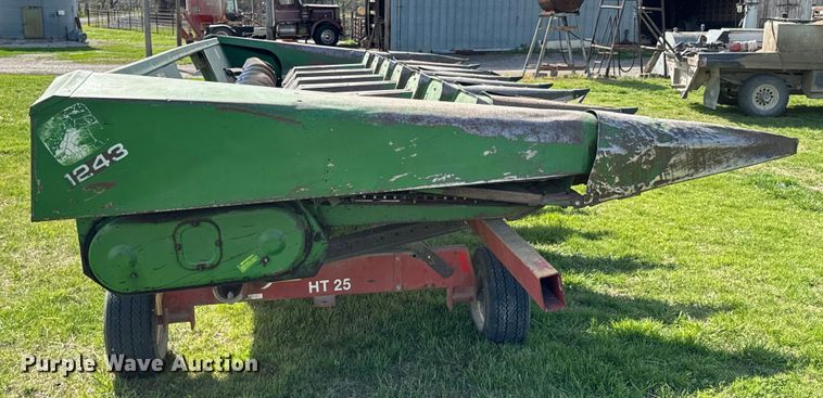 image for item ND9200 John Deere 843 corn head