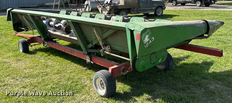 image for item ND9200 John Deere 843 corn head