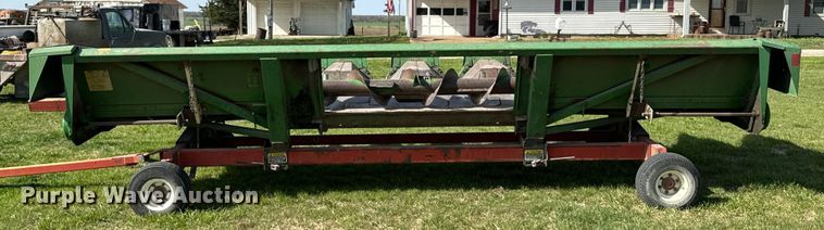 image for item ND9200 John Deere 843 corn head