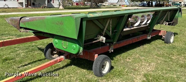 image for item ND9200 John Deere 843 corn head