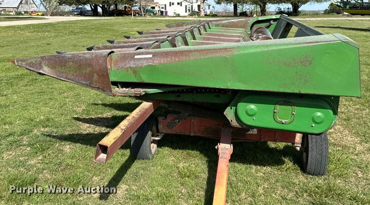 image for item ND9200 John Deere 843 corn head