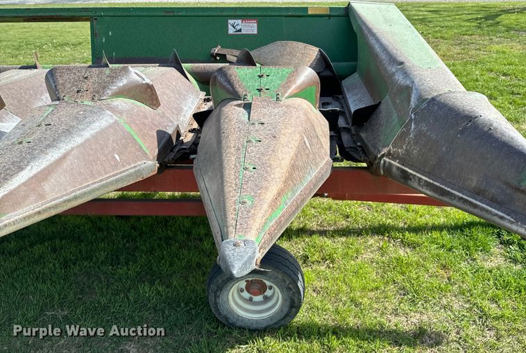 image for item ND9200 John Deere 843 corn head