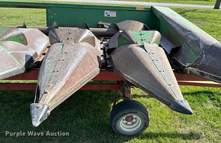 image for item ND9200 John Deere 843 corn head