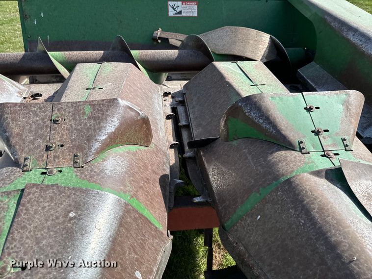 image for item ND9200 John Deere 843 corn head