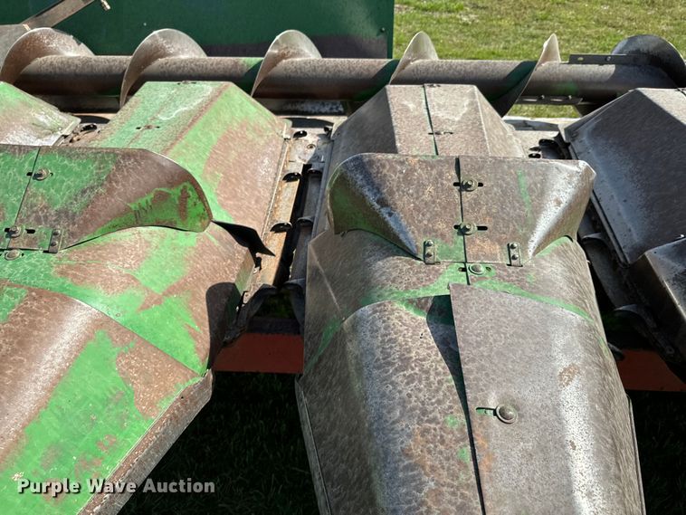 image for item ND9200 John Deere 843 corn head