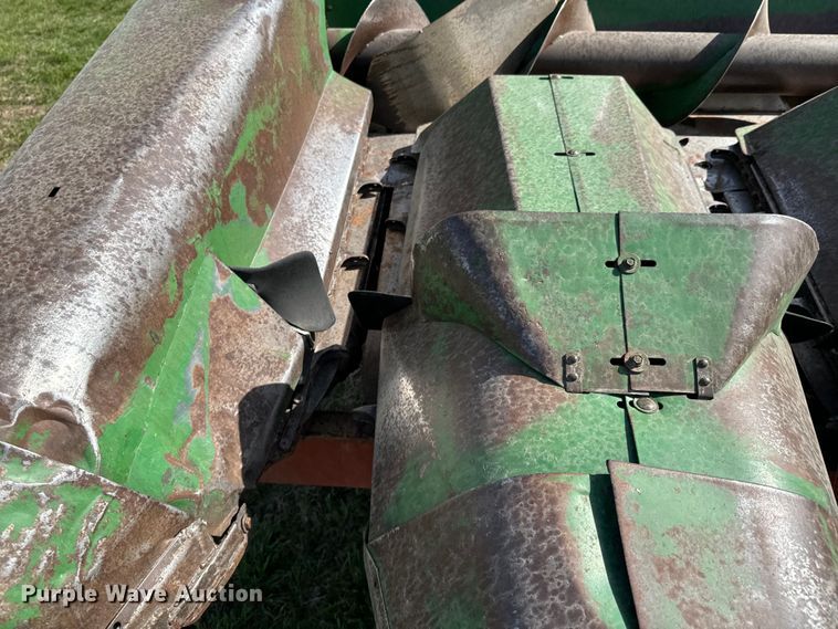 image for item ND9200 John Deere 843 corn head
