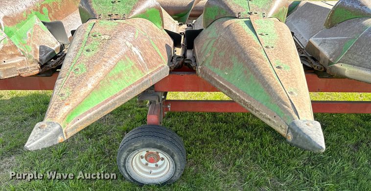image for item ND9200 John Deere 843 corn head