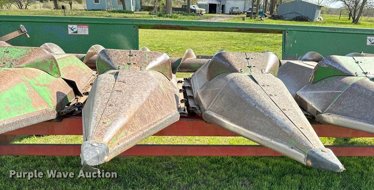image for item ND9200 John Deere 843 corn head