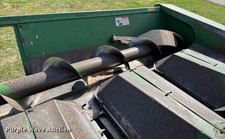 image for item ND9200 John Deere 843 corn head