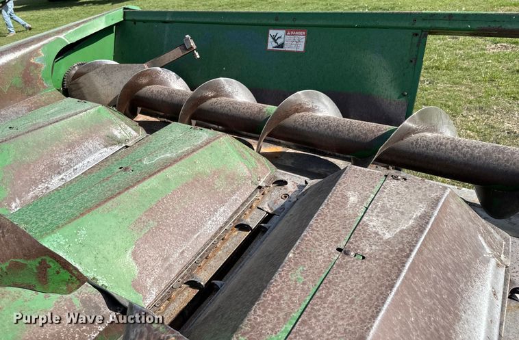image for item ND9200 John Deere 843 corn head