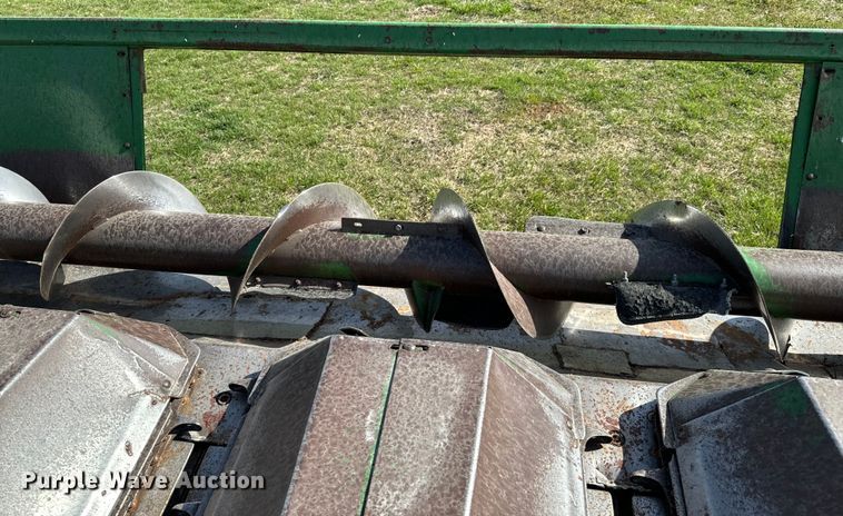 image for item ND9200 John Deere 843 corn head