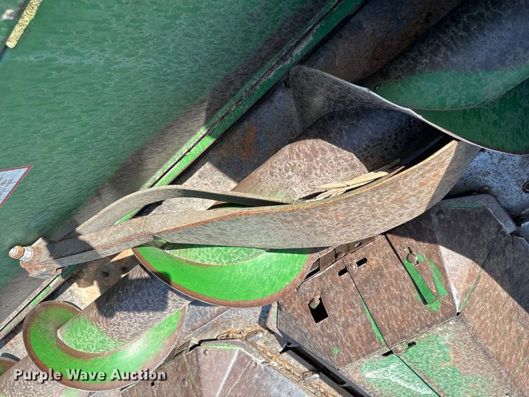image for item ND9200 John Deere 843 corn head