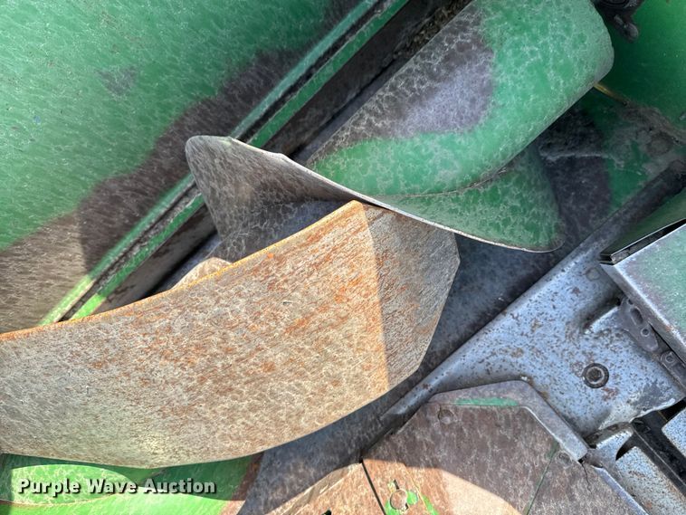 image for item ND9200 John Deere 843 corn head