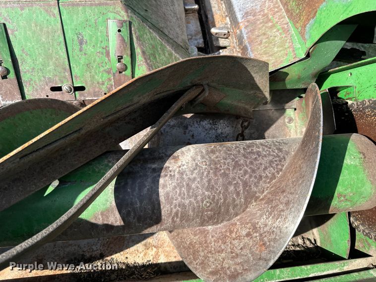 image for item ND9200 John Deere 843 corn head