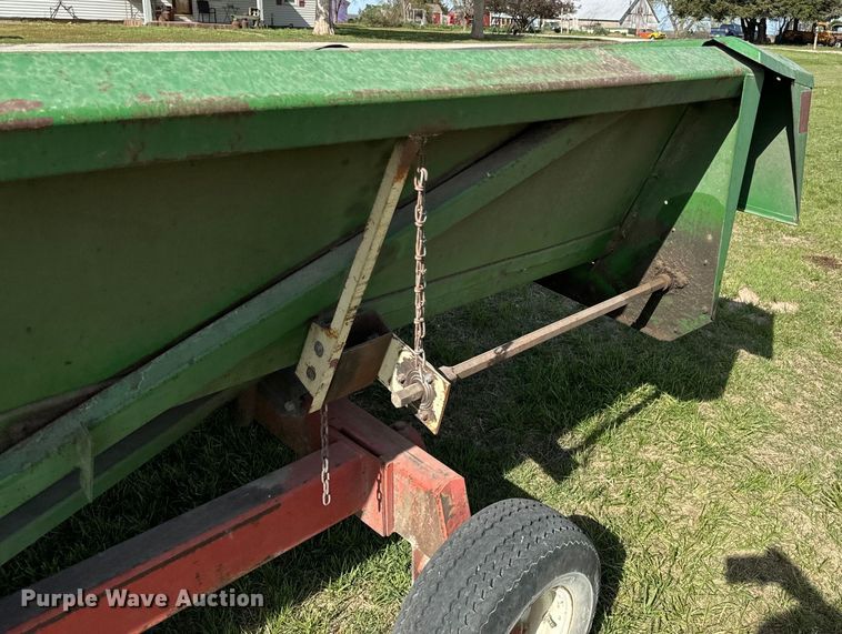 image for item ND9200 John Deere 843 corn head