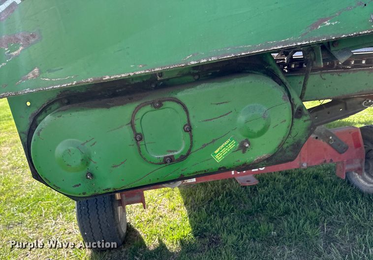 image for item ND9200 John Deere 843 corn head