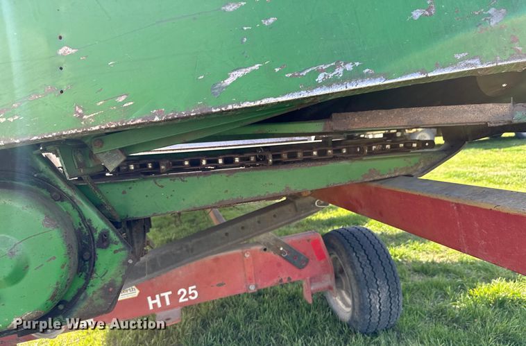 image for item ND9200 John Deere 843 corn head