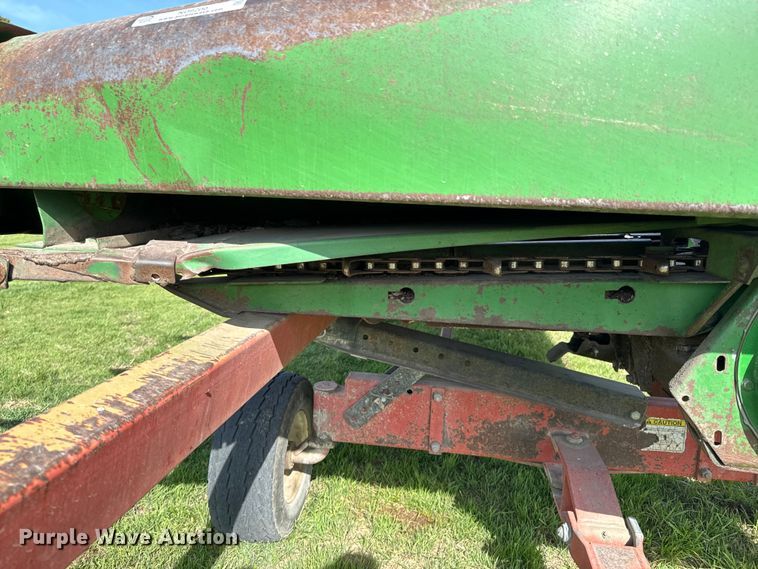 image for item ND9200 John Deere 843 corn head