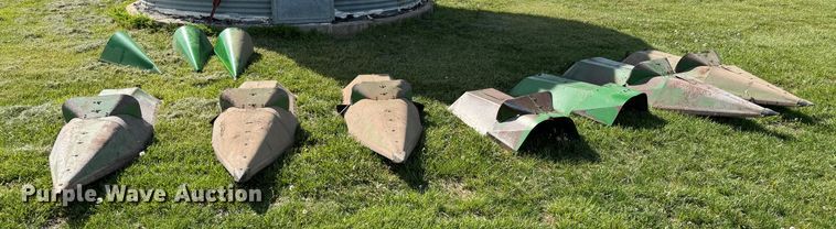 image for item ND9200 John Deere 843 corn head