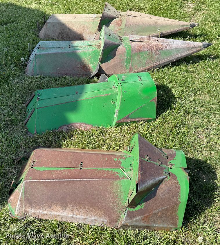 image for item ND9200 John Deere 843 corn head