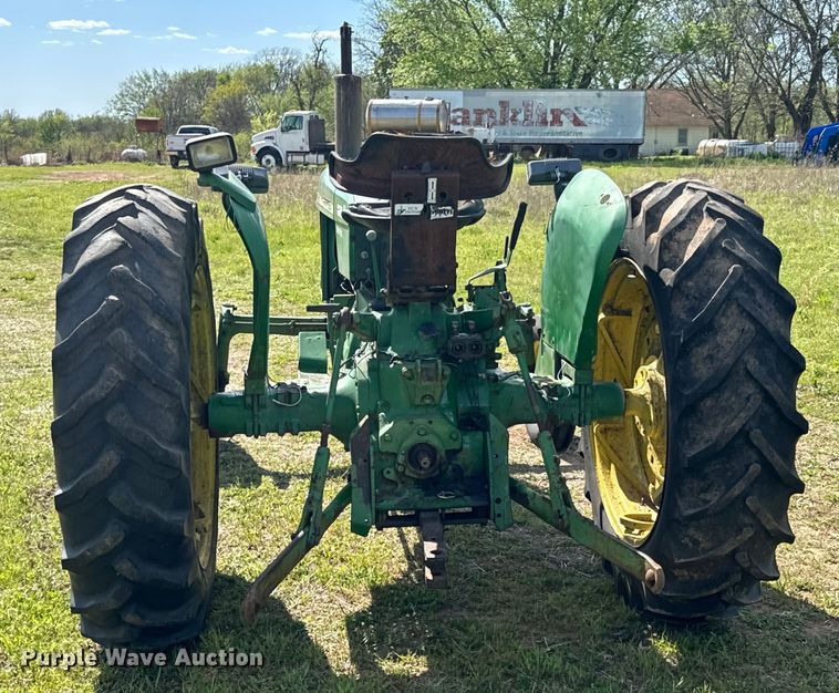 image for item ND9212 1969 John Deere  2020 tractor