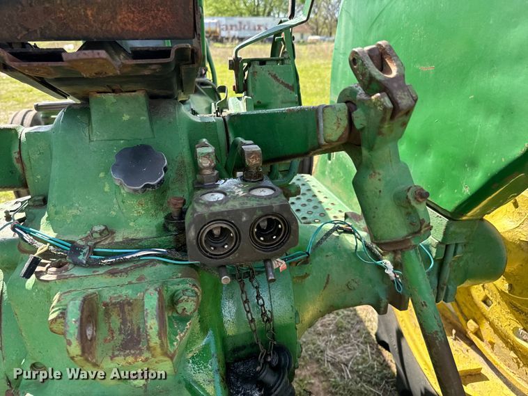 image for item ND9212 1969 John Deere  2020 tractor