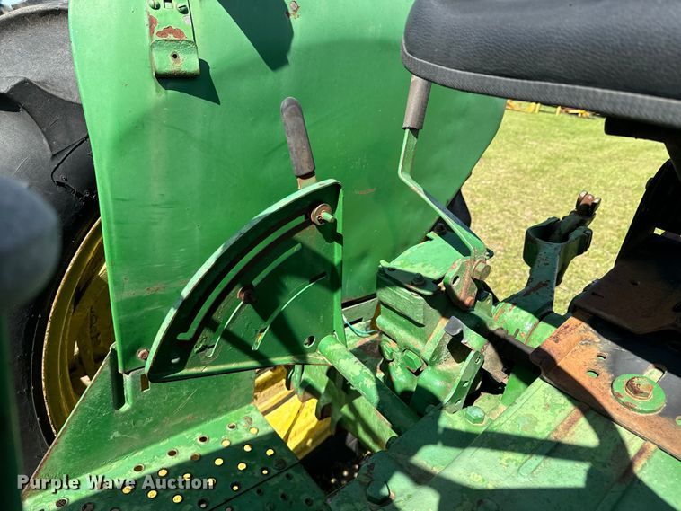 image for item ND9212 1969 John Deere  2020 tractor