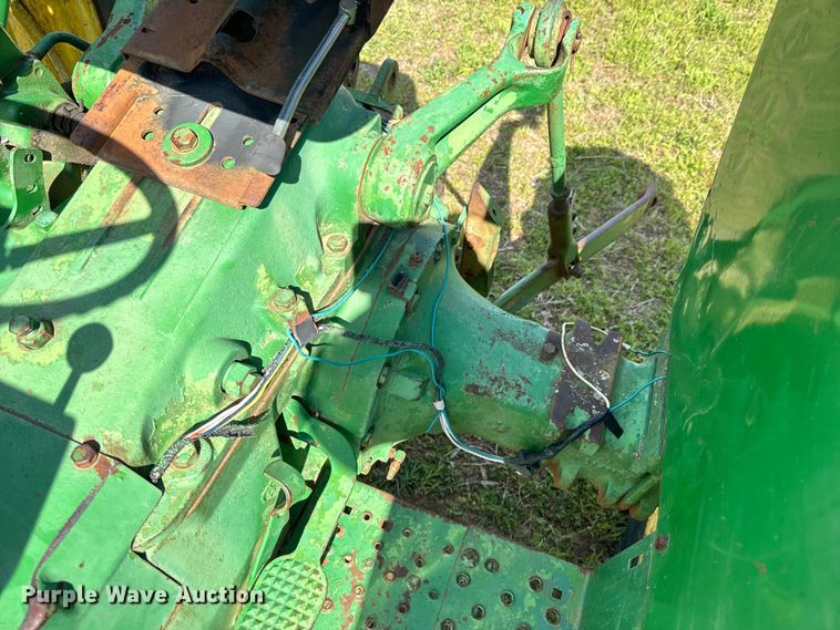 image for item ND9212 1969 John Deere  2020 tractor