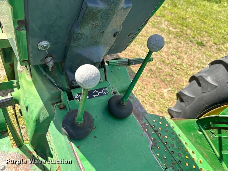 image for item ND9212 1969 John Deere  2020 tractor