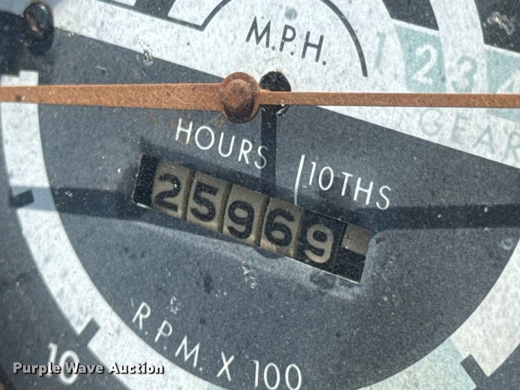 image for item ND9212 1969 John Deere  2020 tractor