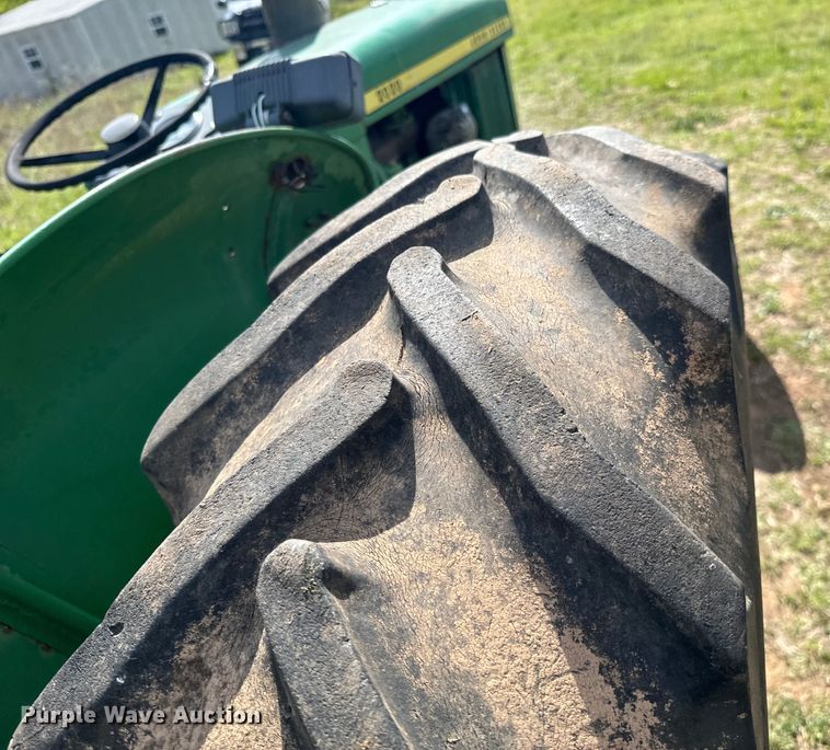 image for item ND9212 1969 John Deere  2020 tractor