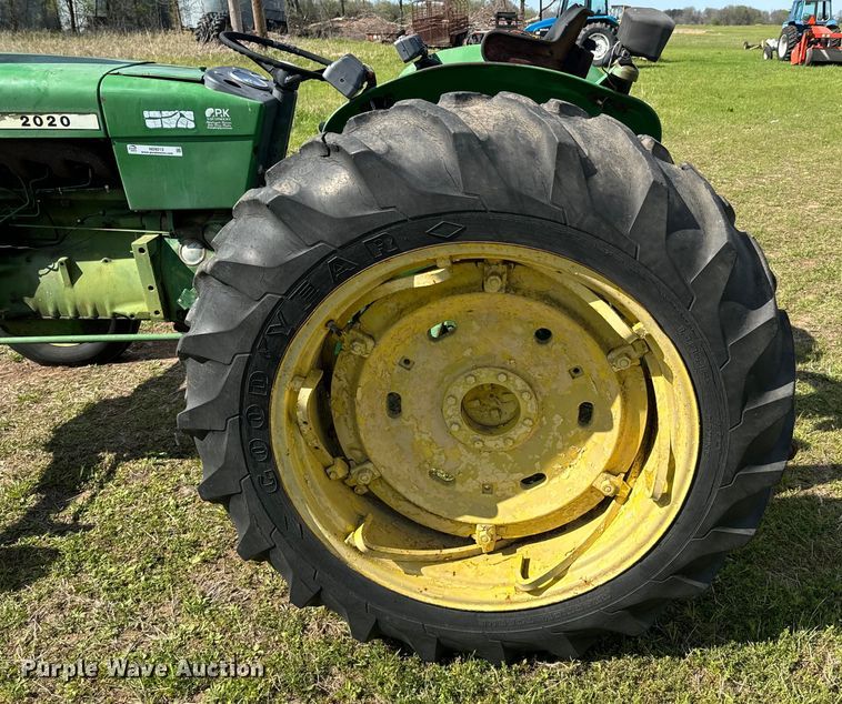 image for item ND9212 1969 John Deere  2020 tractor