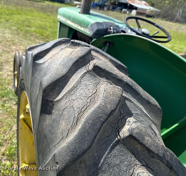 image for item ND9212 1969 John Deere  2020 tractor