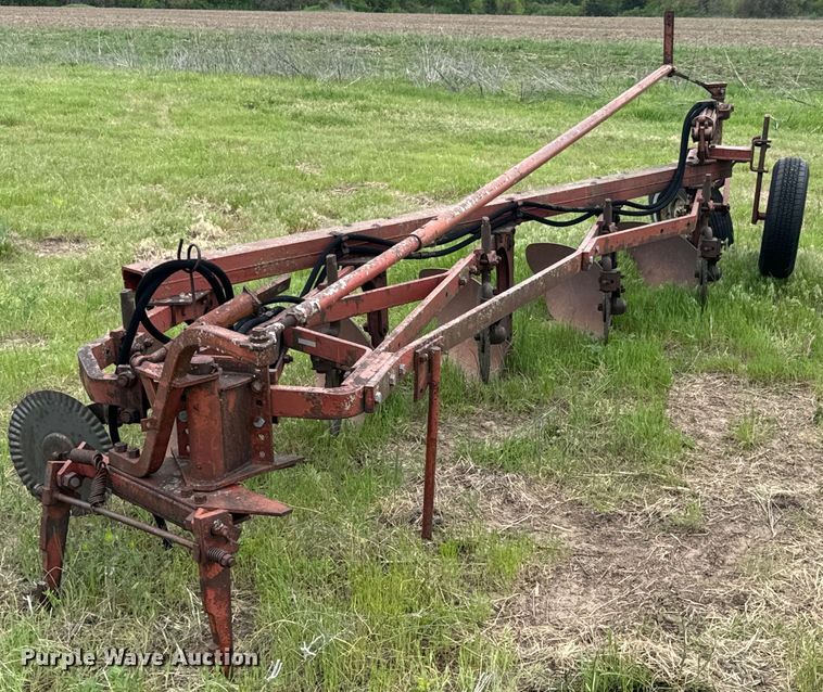 image for item ND9269 International 550 plow