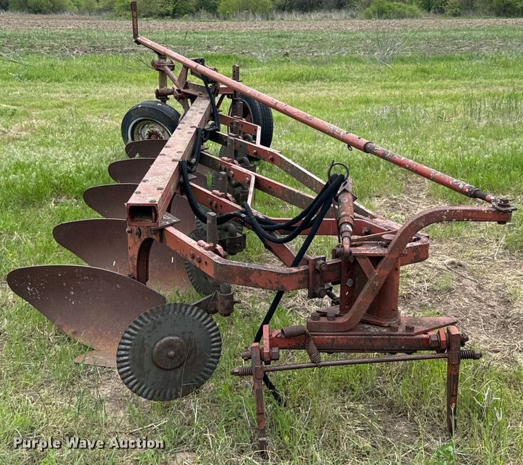 image for item ND9269 International 550 plow