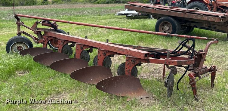 image for item ND9269 International 550 plow