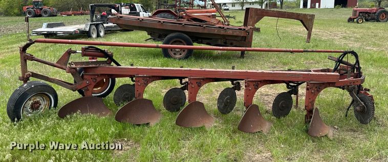 image for item ND9269 International 550 plow