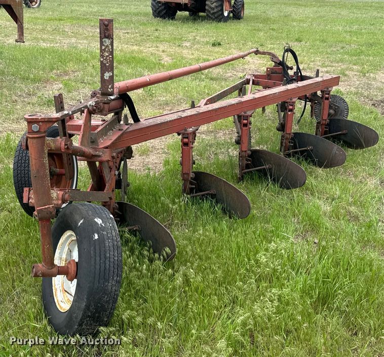 image for item ND9269 International 550 plow
