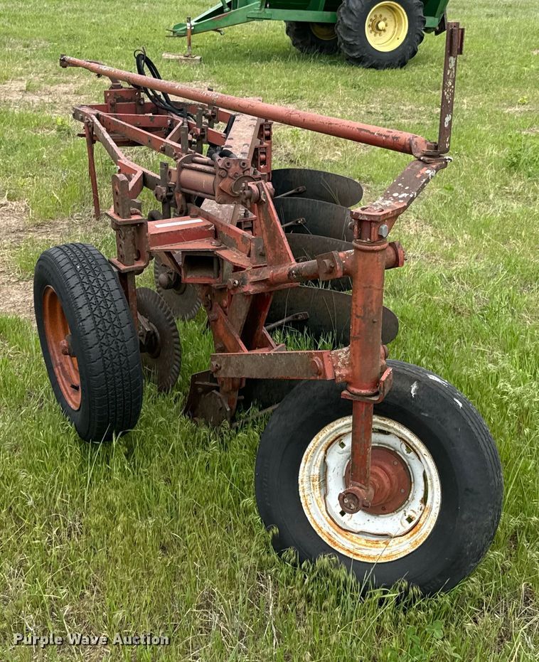 image for item ND9269 International 550 plow