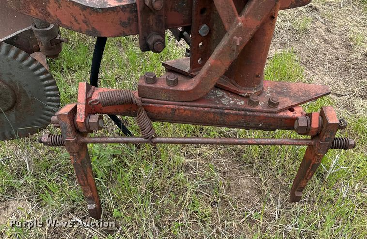 image for item ND9269 International 550 plow