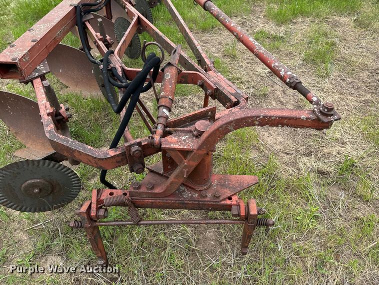 image for item ND9269 International 550 plow