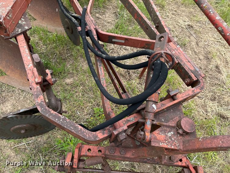 image for item ND9269 International 550 plow