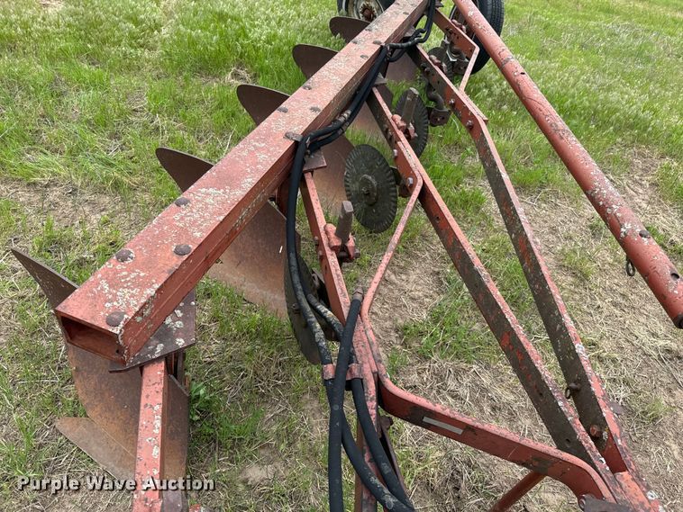 image for item ND9269 International 550 plow
