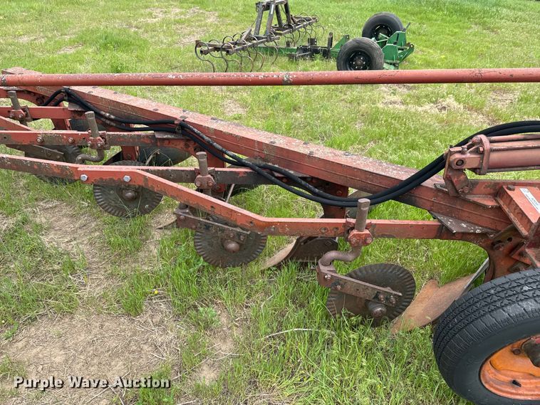 image for item ND9269 International 550 plow