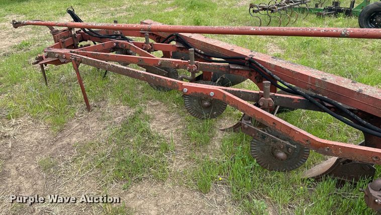 image for item ND9269 International 550 plow