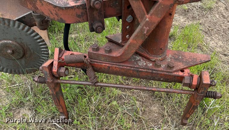 image for item ND9269 International 550 plow